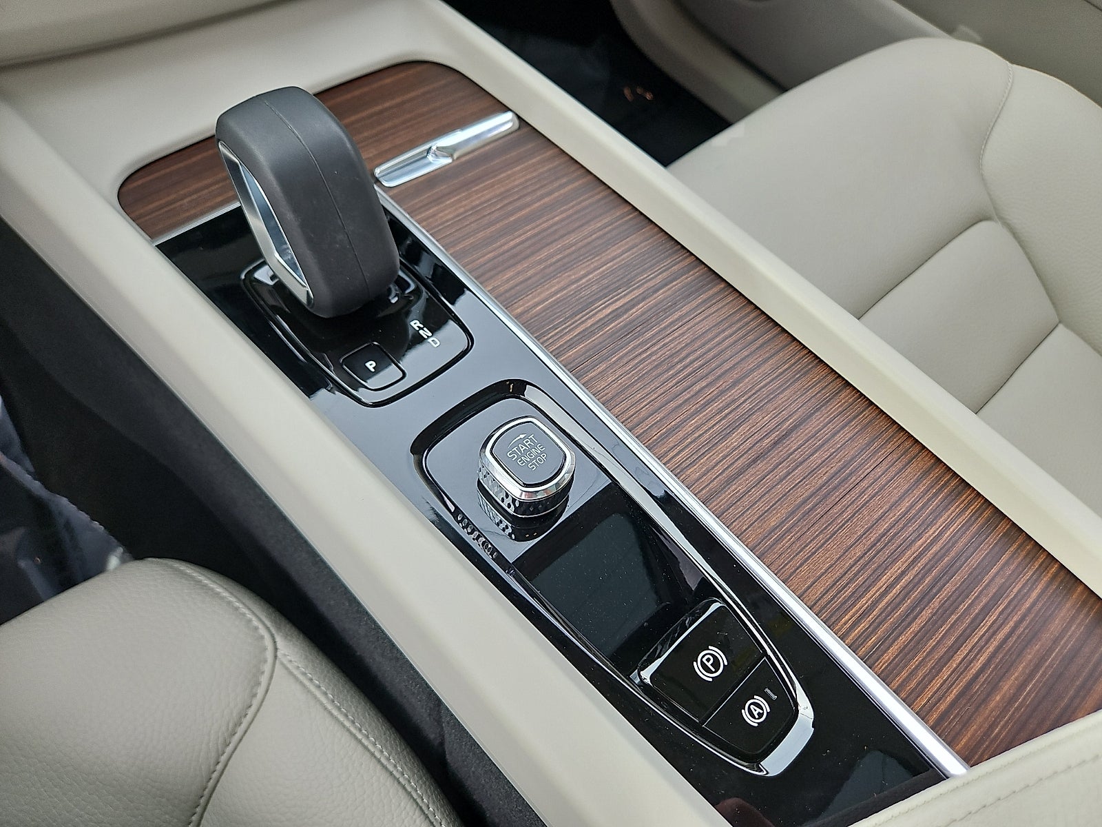 2022 Volvo XC60 B5 Momentum